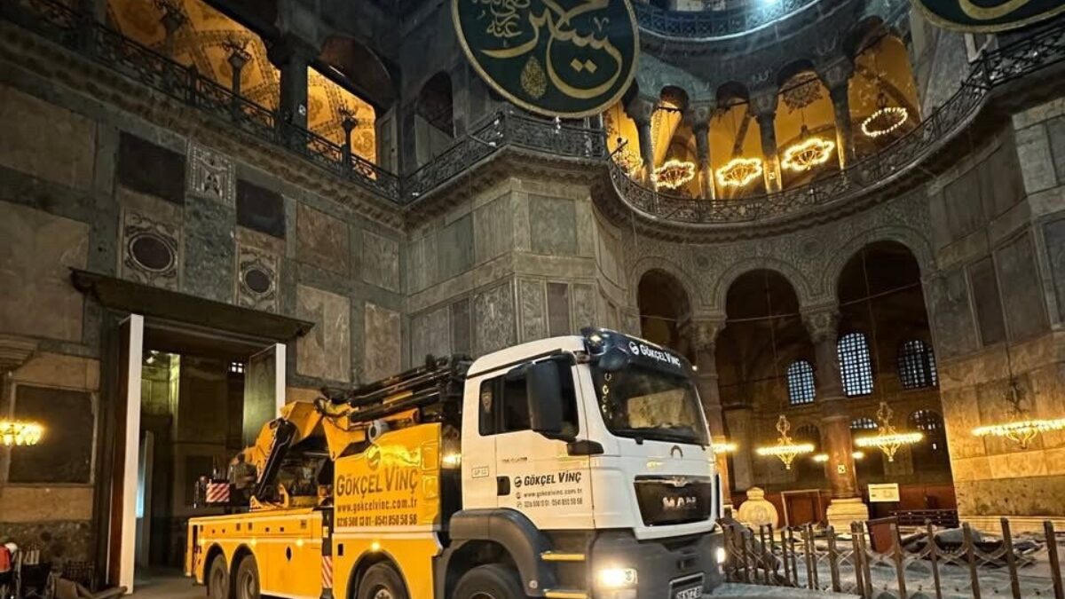 Φορτηγά μέσα στην Αγία Σοφία