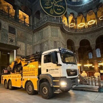 Φορτηγά μέσα στην Αγία Σοφία