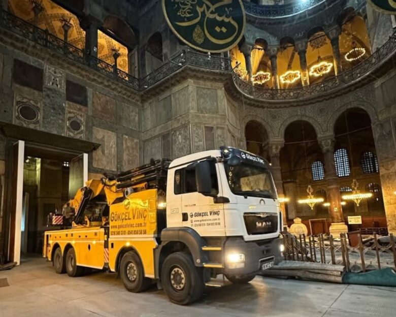 Αγιά Σοφιά: Γερανοί και φορτηγά μέσα στο μνημείο λόγω… αναστήλωσης – Οι αντιδράσεις και η απάντηση του τουρκικού υπουργείου