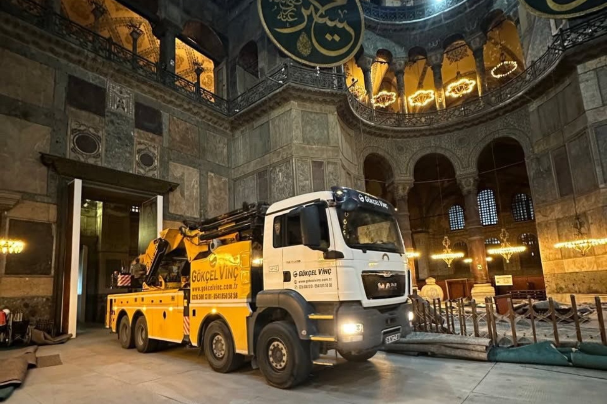 Φορτηγά μέσα στην Αγία Σοφία