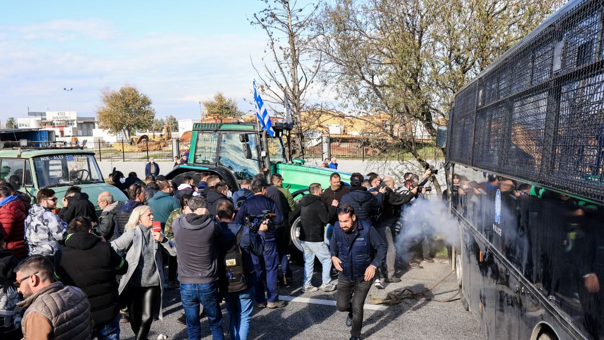 Τα ΜΑΤ έριξαν χημικά για να απωθήσουν τους αγρότες