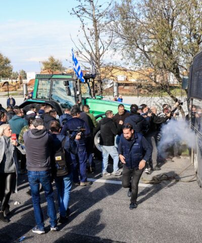 Τα ΜΑΤ έριξαν χημικά για να απωθήσουν τους αγρότες