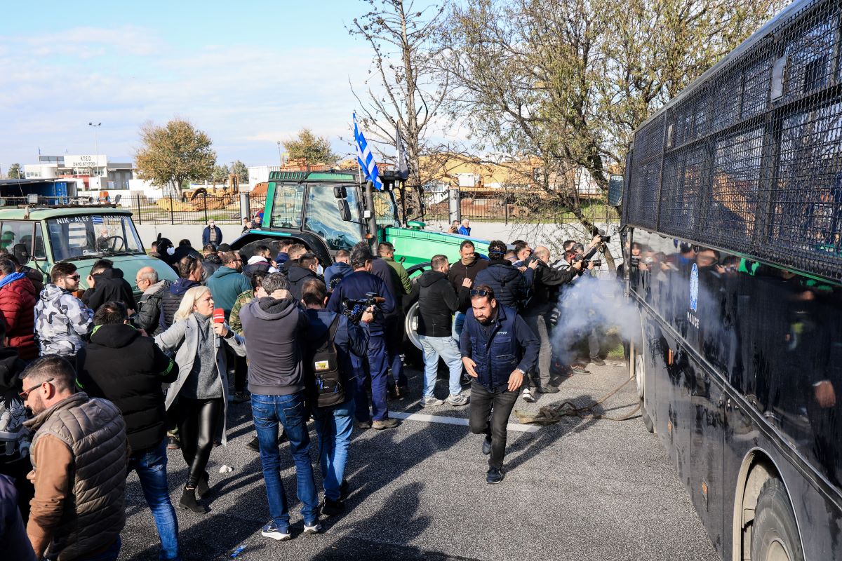 Τα ΜΑΤ έριξαν χημικά για να απωθήσουν τους αγρότες
