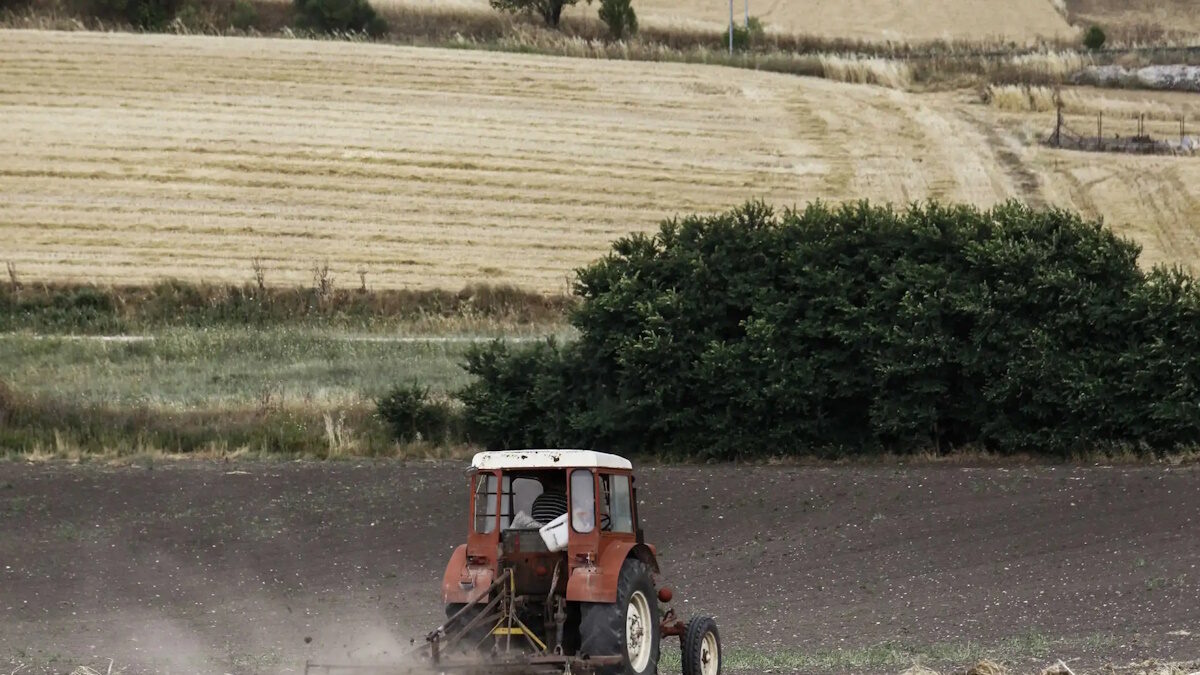 Τρακτέρ σε χωράφι