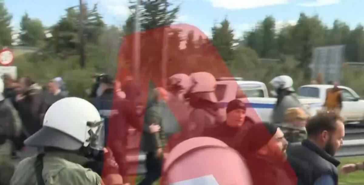 Ένταση μεταξύ αγροτών και αστυνομικών στον κόμβο του Πλατύκαμπου Λάρισας