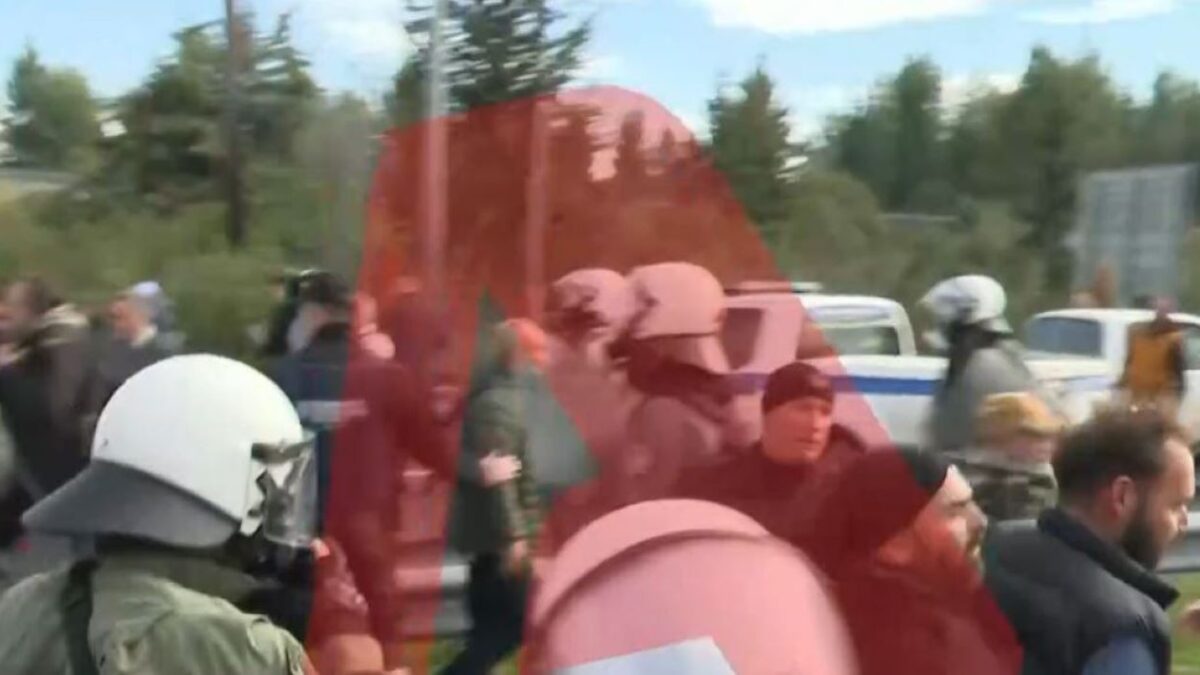 Ένταση μεταξύ αγροτών και αστυνομικών στον κόμβο του Πλατύκαμπου Λάρισας