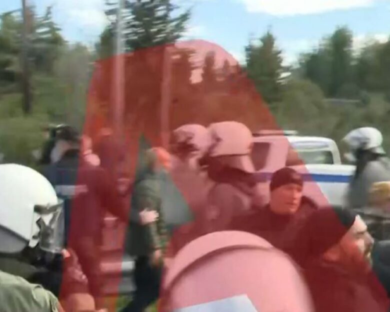 Λάρισα: Ένταση στο μπλόκο των αγροτών – «Σήκωσαν» στα χέρια οχήματα της ΕΛ.ΑΣ για να περάσουν τα τρακτέρ