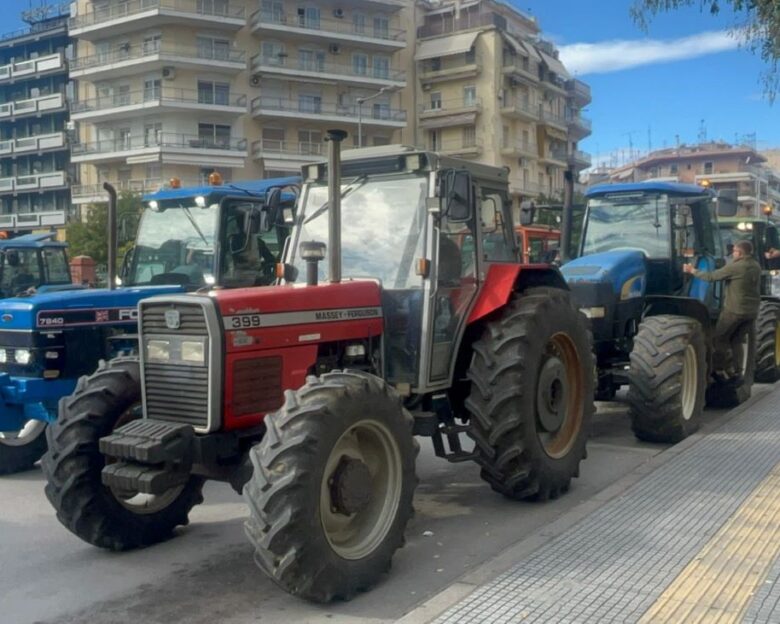 Οι αγρότες στους δρόμους: Στήνονται τα μπλόκα ενώ οι πληρωμές «τρέχουν»