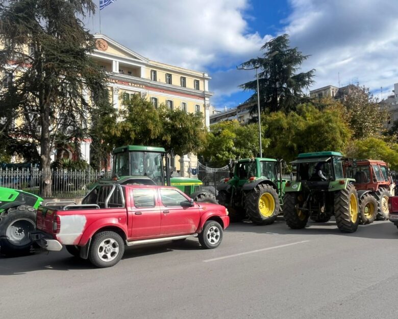 Θεσσαλονίκη: Με τρακτέρ έξω από το υπουργείο Μακεδονίας – Θράκης οι αγρότες – «Ο υπουργός ήταν εδώ και έφυγε, θέλουμε να τον δούμε»