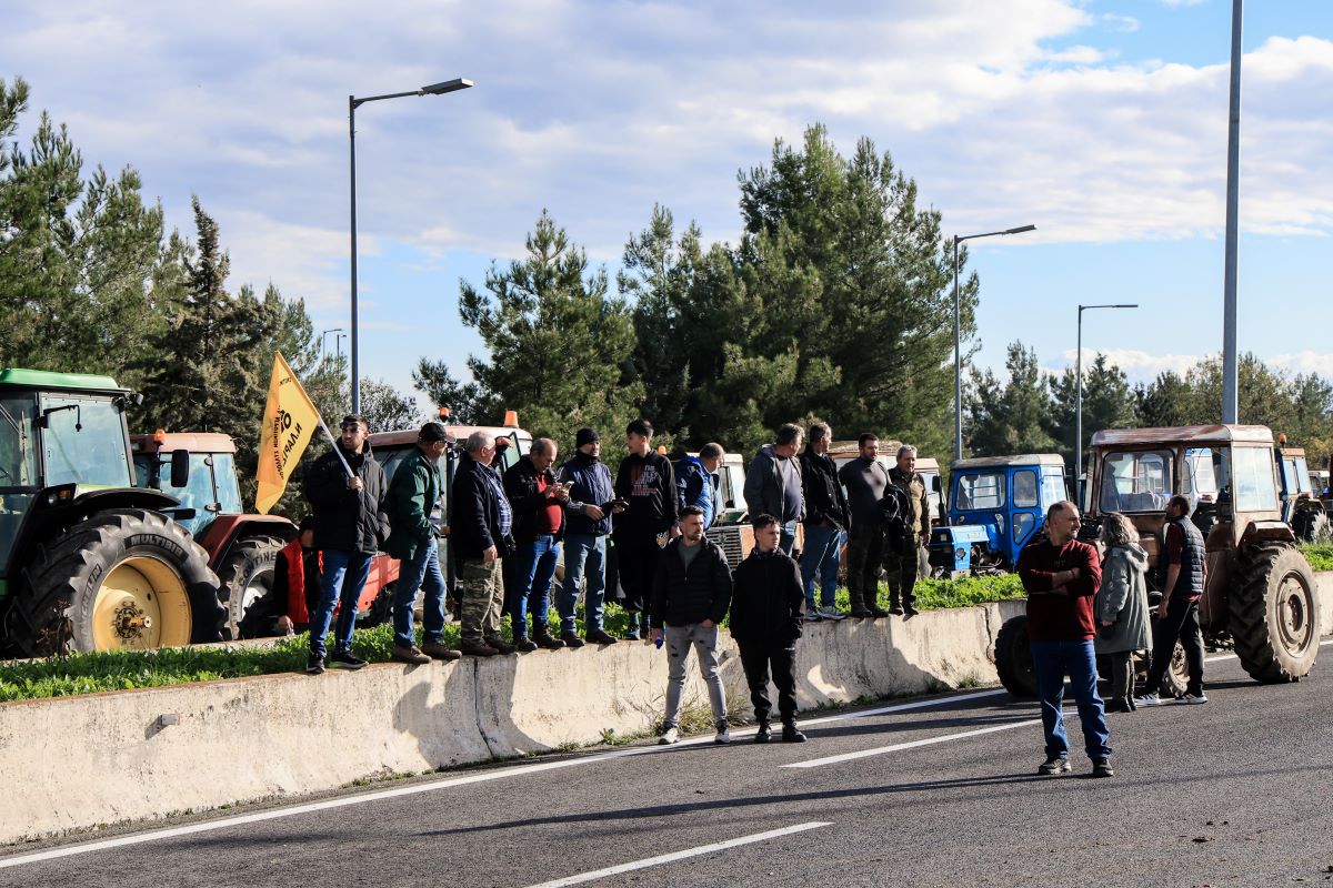 Αγρότες στο μπλόκο της Νίκαιας