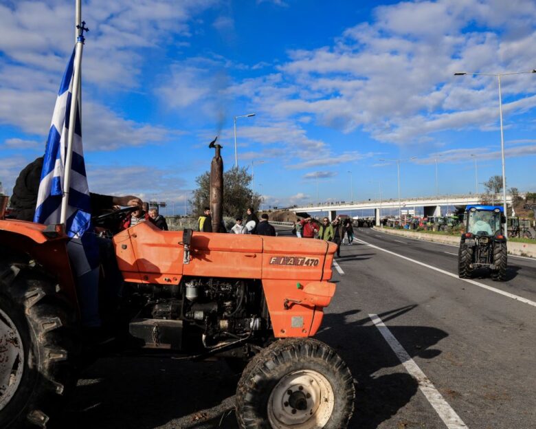 Λάρισα: Ένταση στο μπλόκο των αγροτών – Σήκωσαν στα χέρια οχήματα της ΕΛ.ΑΣ για να περάσουν τα τρακτέρ
