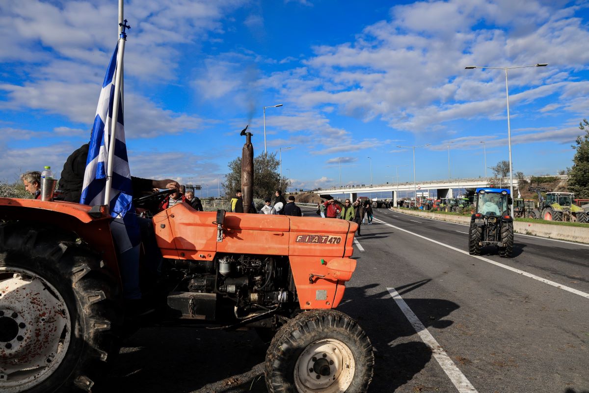 Τρακτέρ στο μπλόκο των αγροτών στη Νίκαια Λάρισας