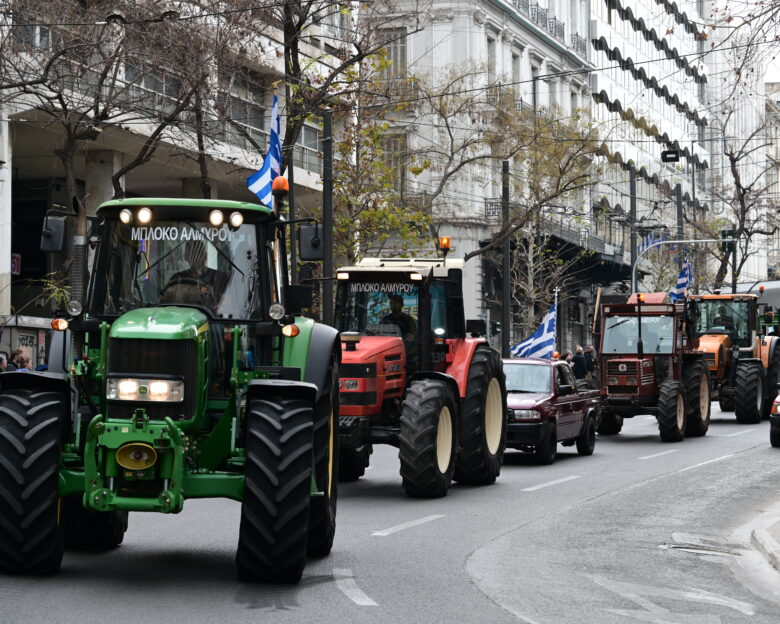 Απόβαση αγροτών και κτηνοτρόφων στο κέντρο της Αθήνας: Συγκέντρωση έξω από το υπουργείο Αγροτικής Ανάπτυξης