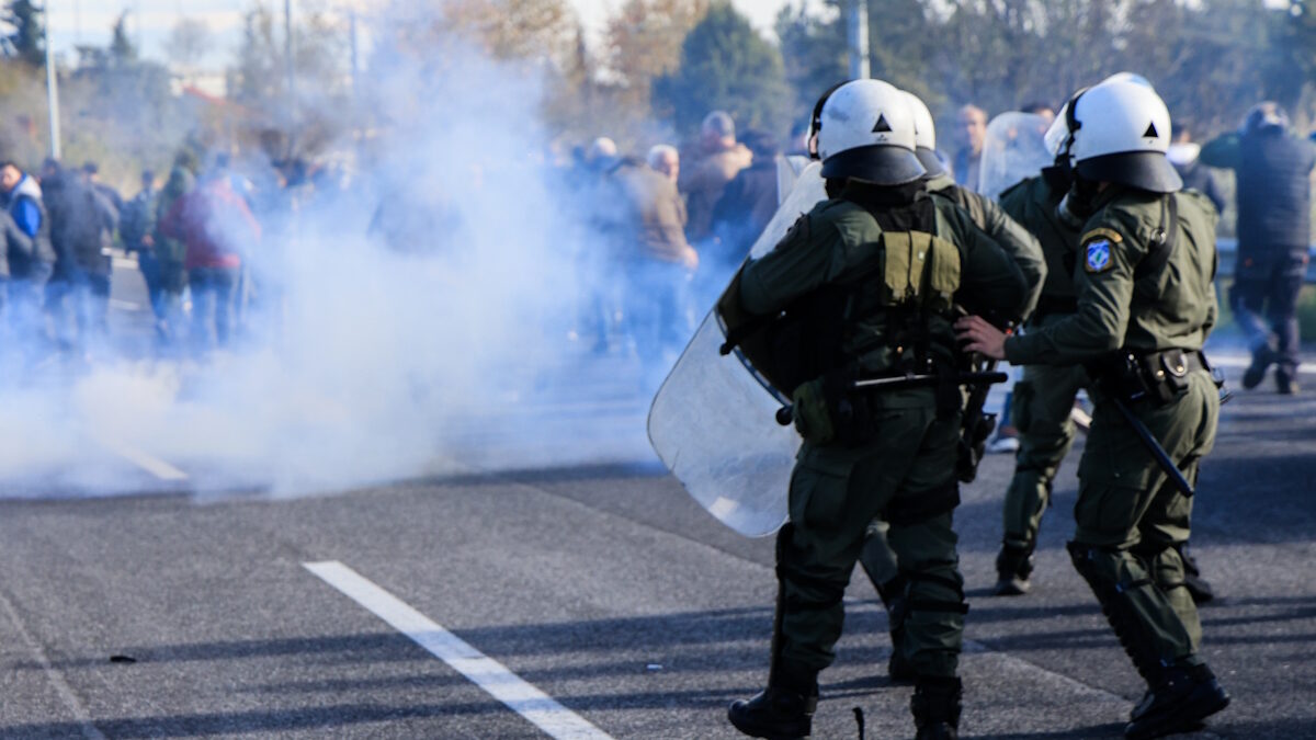 Δυνάμεις της αστυνομίας στο μπλόκο των Θεσσαλών αγροτών και κτηνοτρόφων στον κόμβο της Εθνικής Οδού στη Νίκαια Λάρισας