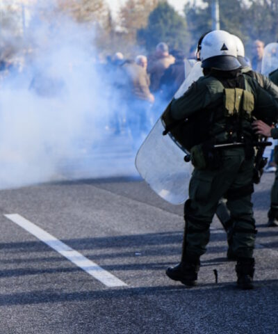 Δυνάμεις της αστυνομίας στο μπλόκο των Θεσσαλών αγροτών και κτηνοτρόφων στον κόμβο της Εθνικής Οδού στη Νίκαια Λάρισας