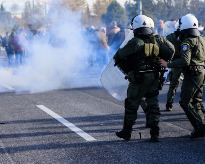 Τρεις συλλήψεις αγροτών στα επεισόδια με τραυματίες και δακρυγόνα στη Θεσσαλία – Αποφάσισαν νέο κλείσιμο Εθνικών Οδών από τη Δευτέρα