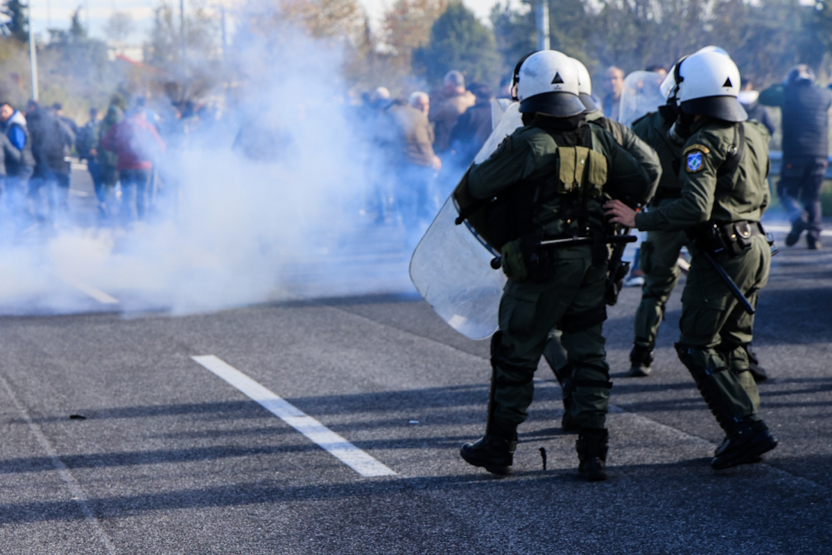 Δακρυγόνα της αστυνομίας στο μπλόκο των Θεσσαλών αγροτών και κτηνοτρόφων στον κόμβο της Εθνικής Οδού στη Νίκαια Λάρισας