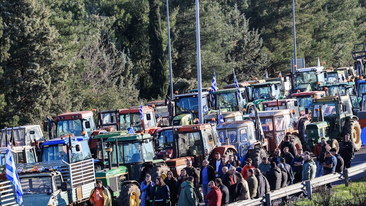 Μπλόκο αγροτών και κτηνοτρόφων από τη Λάρισα, την Ελασσόνα, τον Τύρναβο, την Αγιά και τα Φάρσαλα και την Μαγνησία με τρακτέρ και αγροτικά μηχανήματα στον κόμβο της Εθνικής Οδού στη Νίκαια Λάρισας, Κυριακή 30 Νοεμβρίου 2025