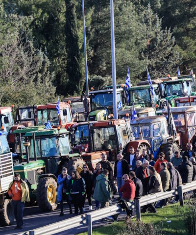 Μπλόκο αγροτών και κτηνοτρόφων από τη Λάρισα, την Ελασσόνα, τον Τύρναβο, την Αγιά και τα Φάρσαλα και την Μαγνησία με τρακτέρ και αγροτικά μηχανήματα στον κόμβο της Εθνικής Οδού στη Νίκαια Λάρισας, Κυριακή 30 Νοεμβρίου 2025