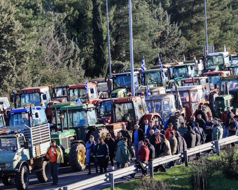 Οι αγρότες παραμένουν στα μπλόκα – Πάνω από 1.000 τρακτέρ στην Εθνική Οδό και η χώρα «κομμένη» στα δύο