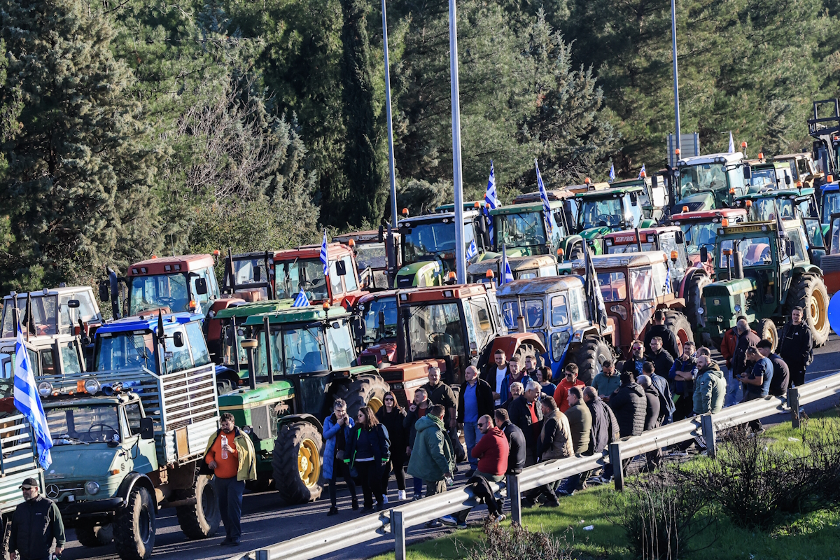 Μπλόκο αγροτών και κτηνοτρόφων από τη Λάρισα, την Ελασσόνα, τον Τύρναβο, την Αγιά και τα Φάρσαλα και την Μαγνησία με τρακτέρ και αγροτικά μηχανήματα στον κόμβο της Εθνικής Οδού στη Νίκαια Λάρισας, Κυριακή 30 Νοεμβρίου 2025
