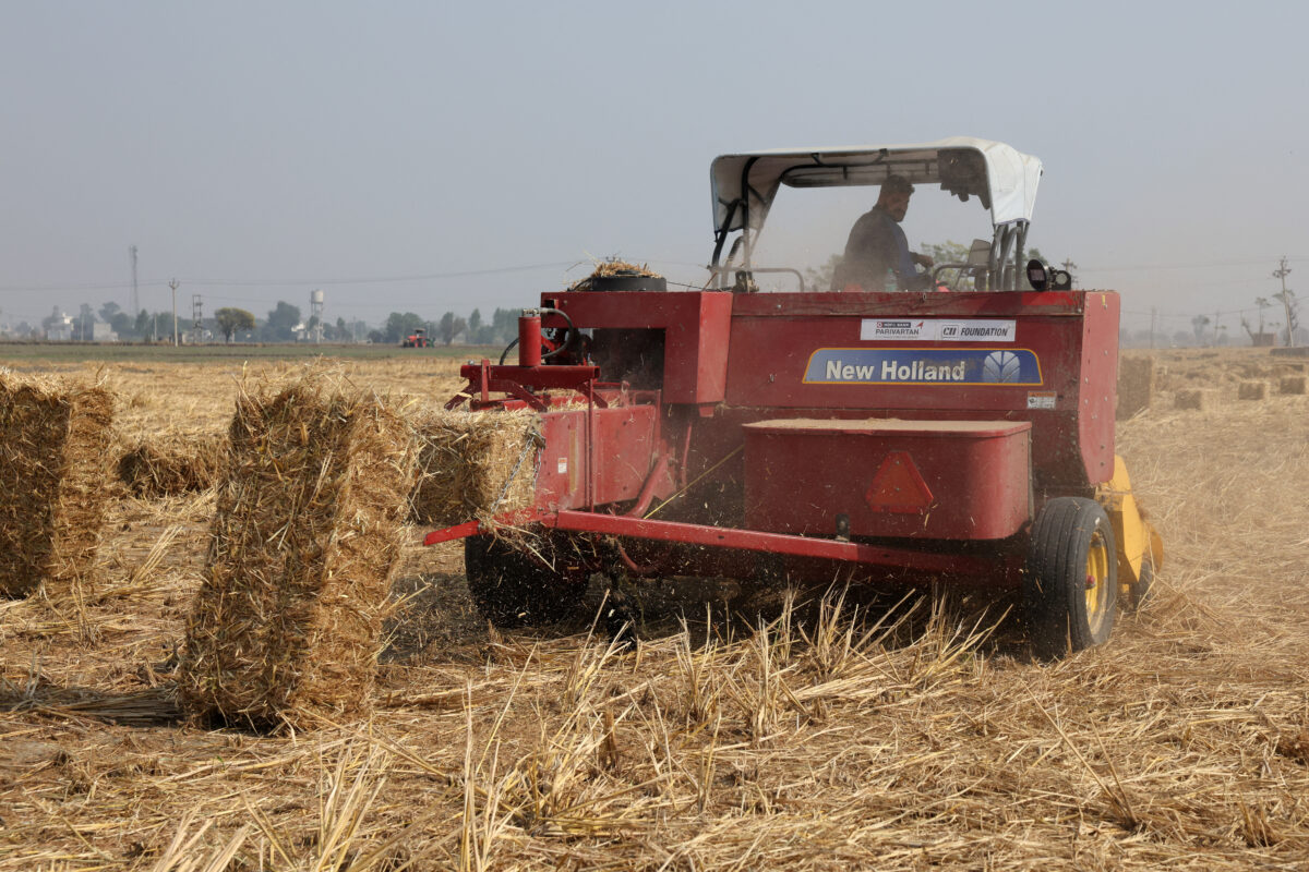 Αγρότης σε τρακτέρ