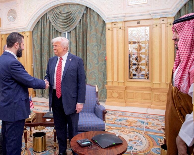 Ιστορική συνάντηση Τραμπ και αλ Σάρα στον Λευκό Οίκο – Αναφορές ότι ήταν παρών και ο Χακάν Φιντάν