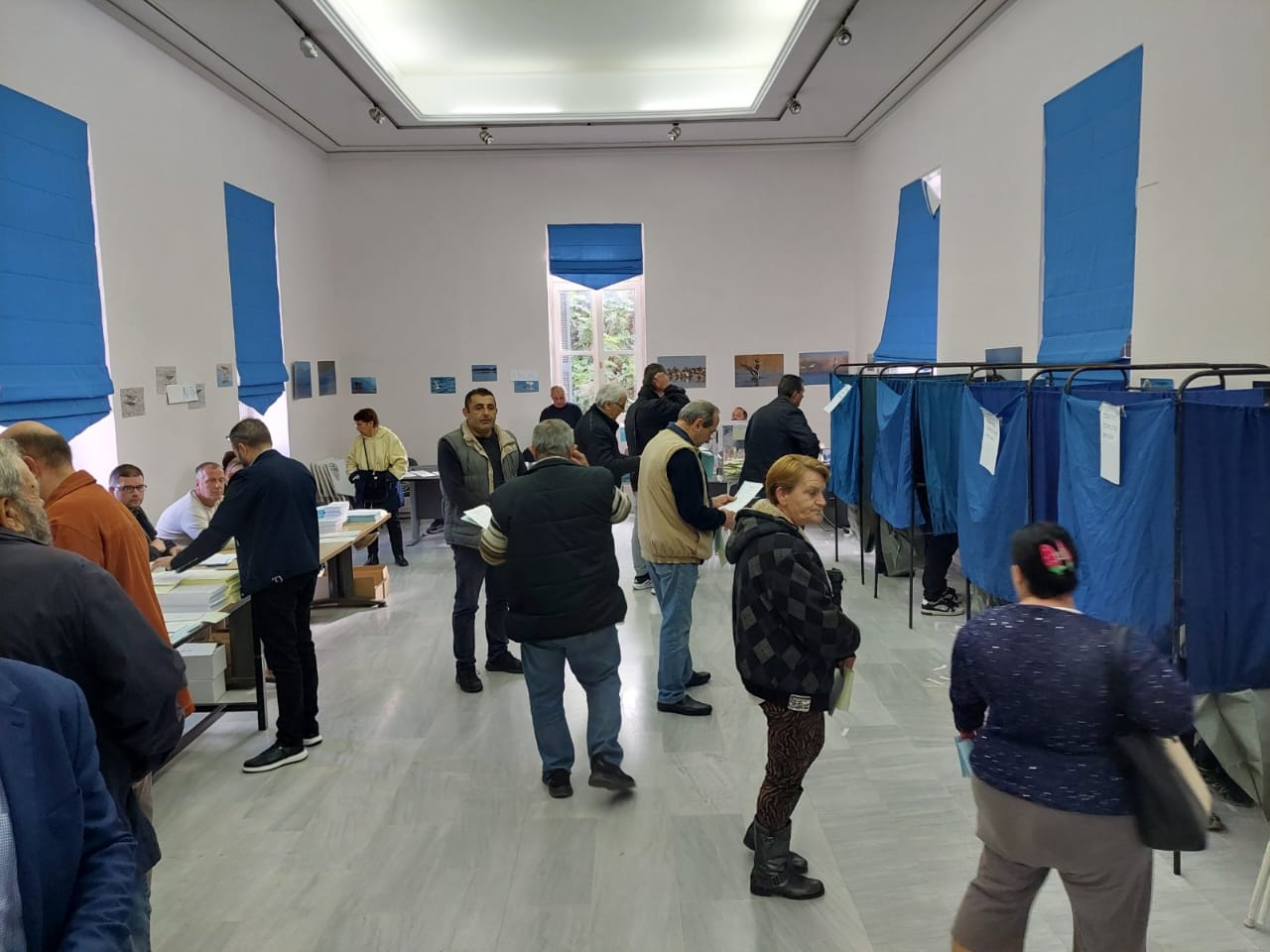 Εκλογείς της ΝΔ μπροστά από ένα εκλογικό κέντρο στο Αίγιο.