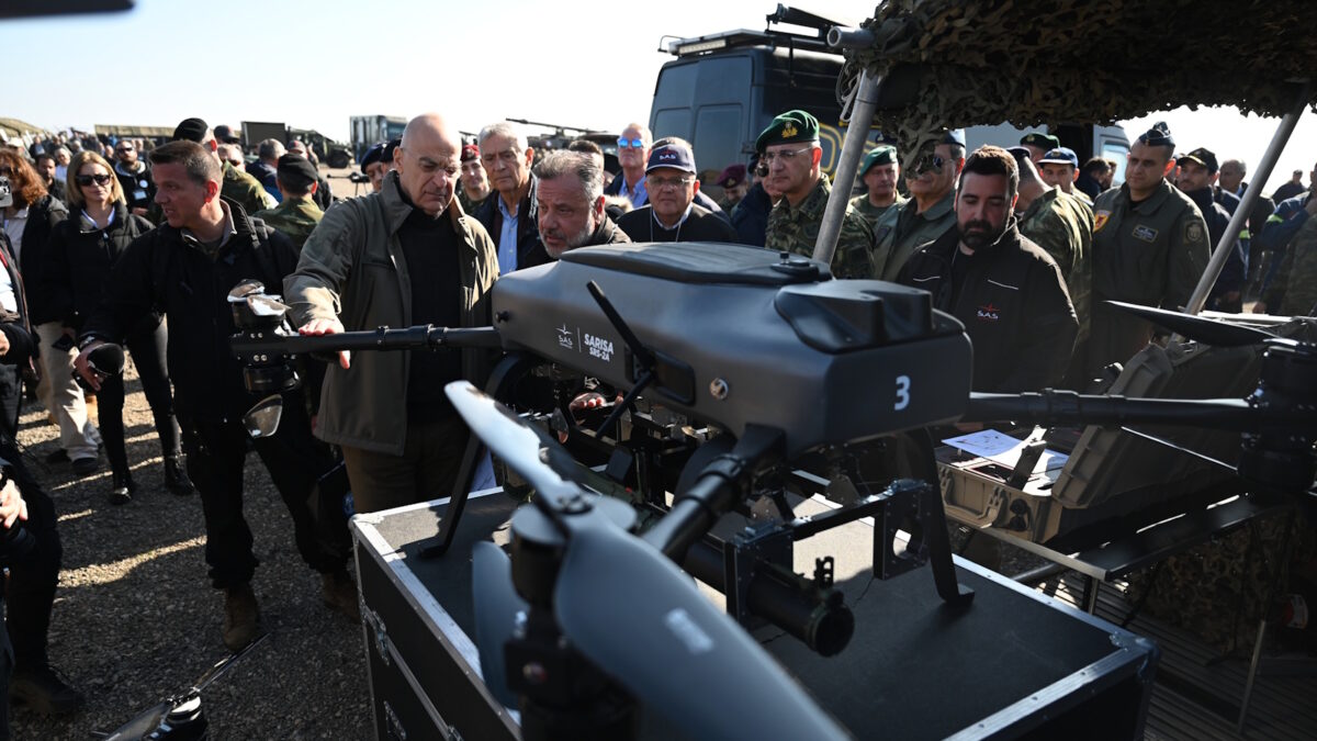 Ο Νίκος Δένδιας επιθεωρεί drones