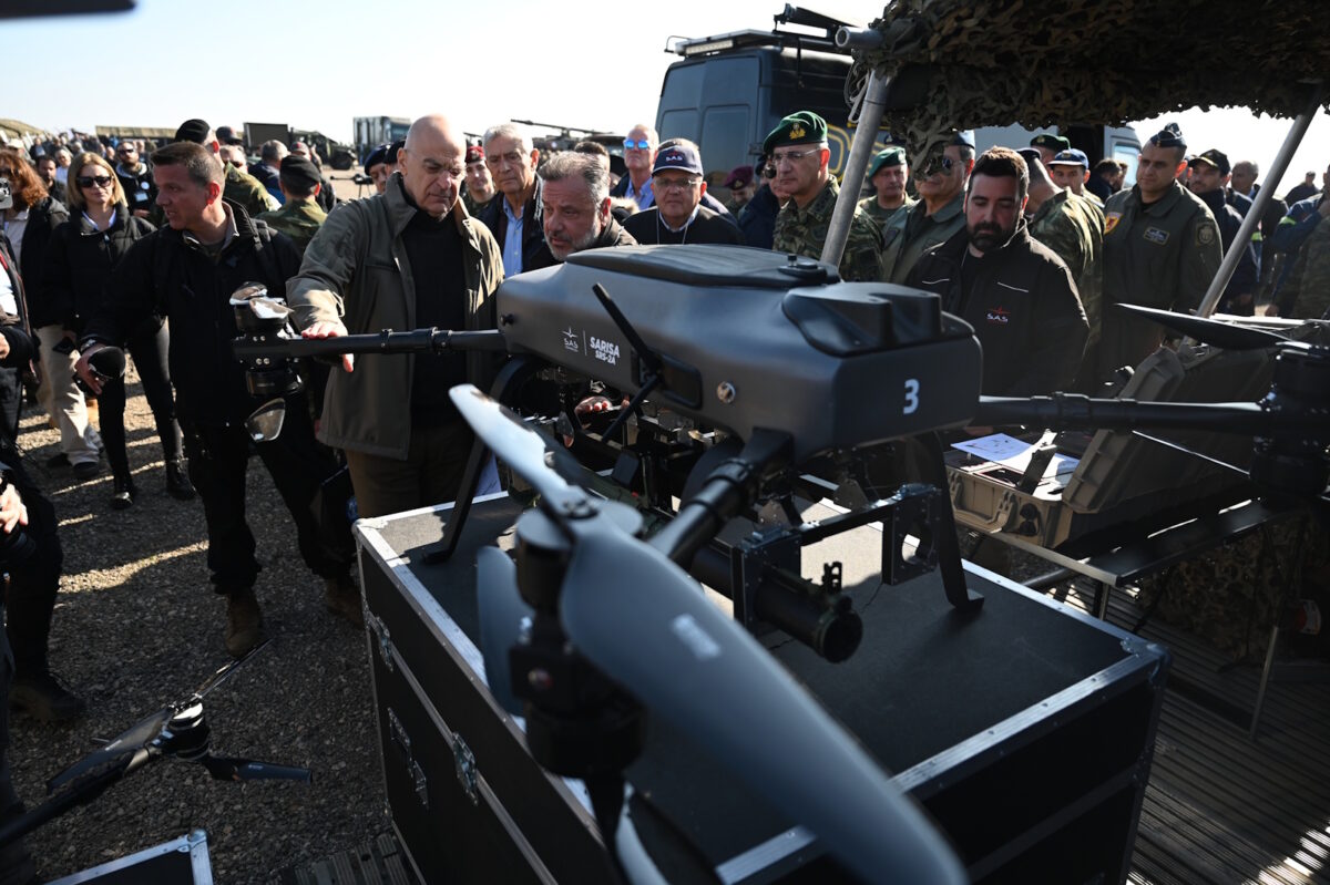 Ο Νίκος Δένδιας επιθεωρεί drones