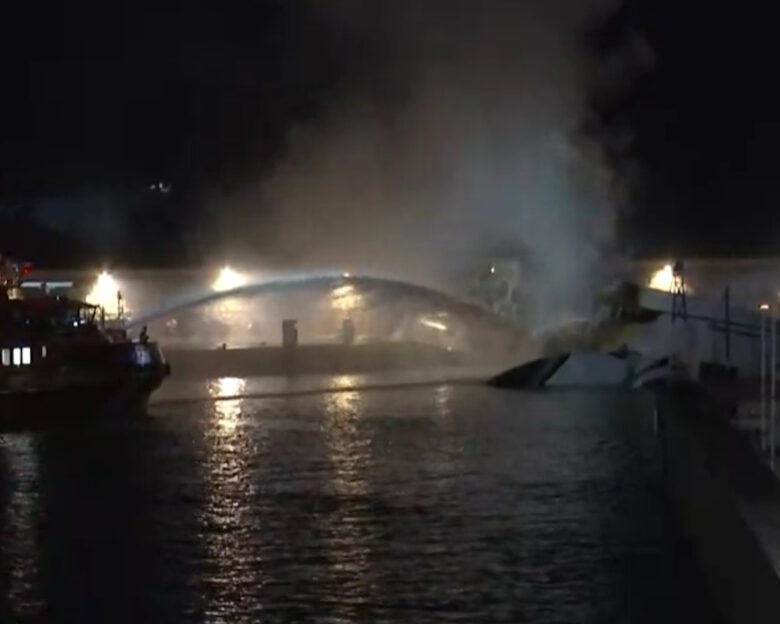 Φωτιά σε σκάφη στην Ακτή Θεμιστοκλέους: Στις φλόγες τουλάχιστον 4 γιοτ