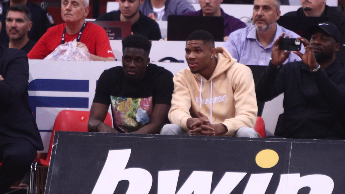 Ο Γιάννης Αντετοκούνμπο με τον αδερφό του, Άλεξ, στο ΣΕΦ (KLODIAN LATO