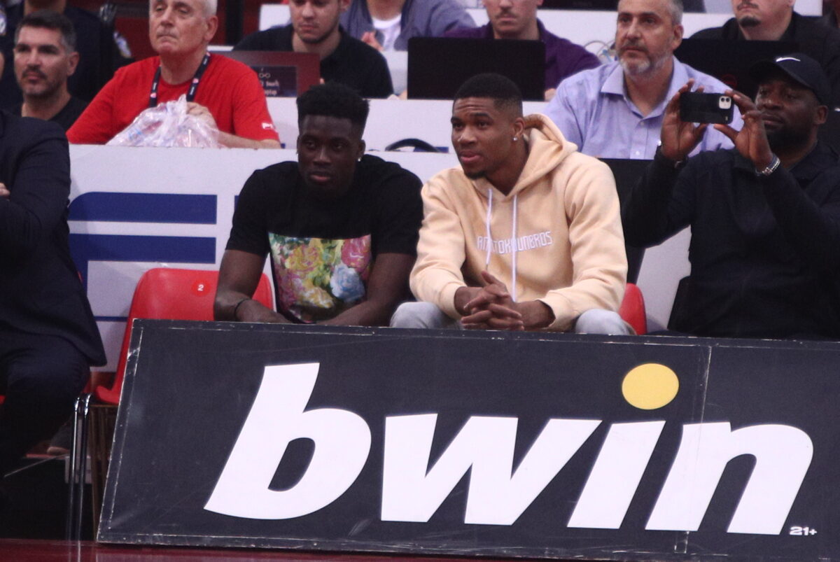 Ο Γιάννης Αντετοκούνμπο με τον αδερφό του, Άλεξ, στο ΣΕΦ (KLODIAN LATO