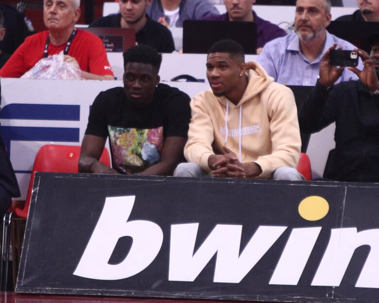 Ο Θανάσης και ο Γιάννης Αντετοκούνμπο παρακολούθησαν από κοντά τον αδερφό τους Άλεξ στη G League