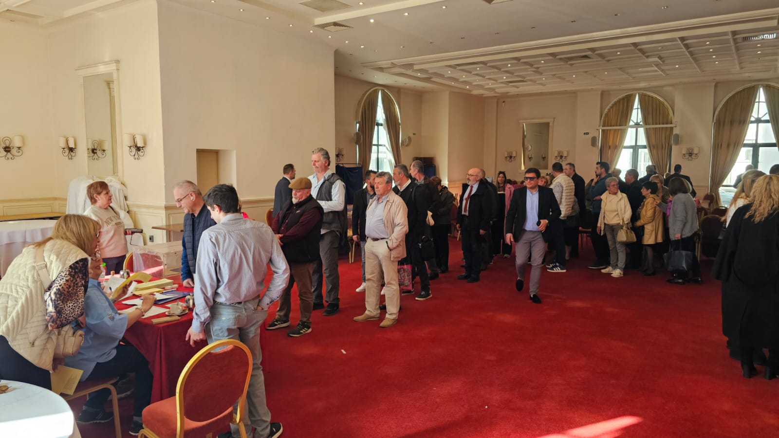 Εκλογείς της ΝΔ μπροστά από ένα εκλογικό κέντρο στην Αλεξανδρούπολη