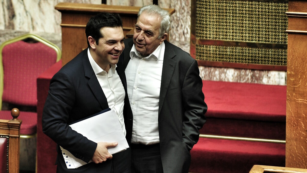 Ο Αλέκος Φλαμπουράρης και ο Αλέξης Τσίπρας κατά την ψήφιση του προϋπολογισμού του 2017