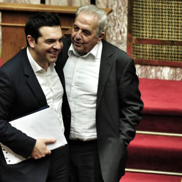 Ο Αλέκος Φλαμπουράρης και ο Αλέξης Τσίπρας κατά την ψήφιση του προϋπολογισμού του 2017