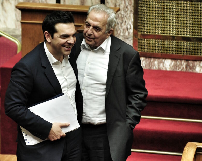 Αλέκος Φλαμπουράρης: Ο «δεύτερος πατέρας» του Αλέξη Τσίπρα και ο αγαπητός «παππούς του ΣΥΡΙΖΑ»