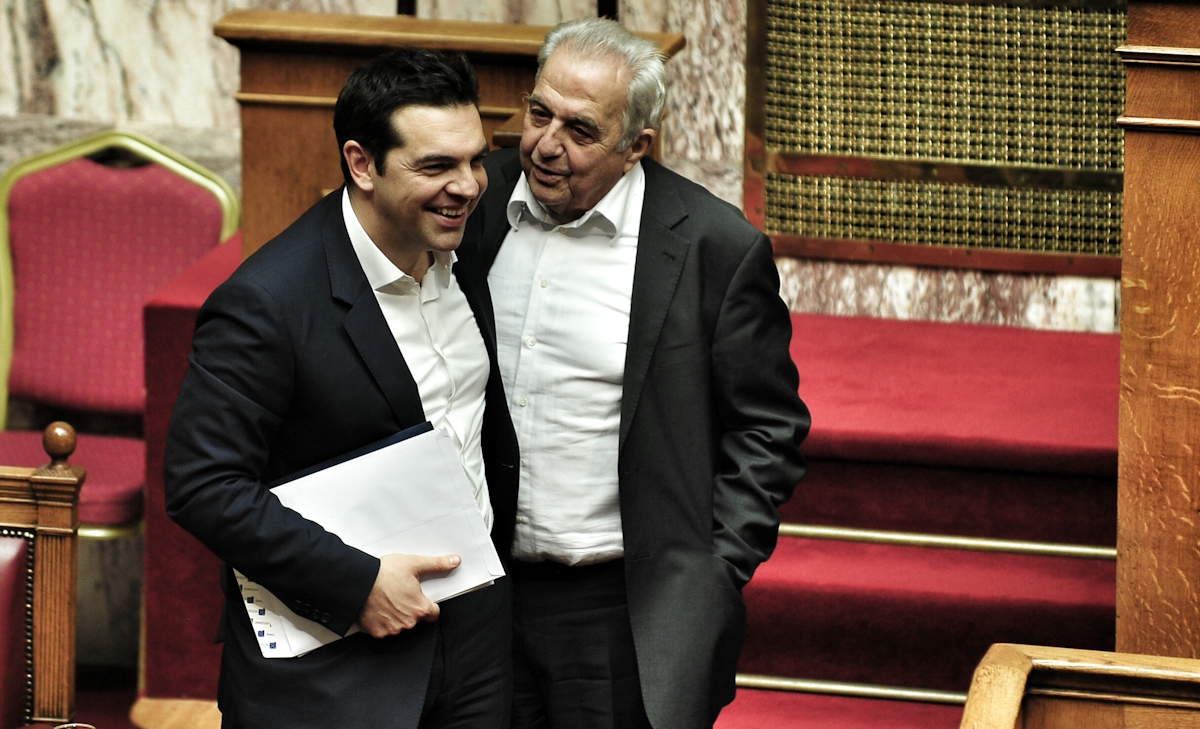 Ο Αλέκος Φλαμπουράρης και ο Αλέξης Τσίπρας κατά την ψήφιση του προϋπολογισμού του 2017