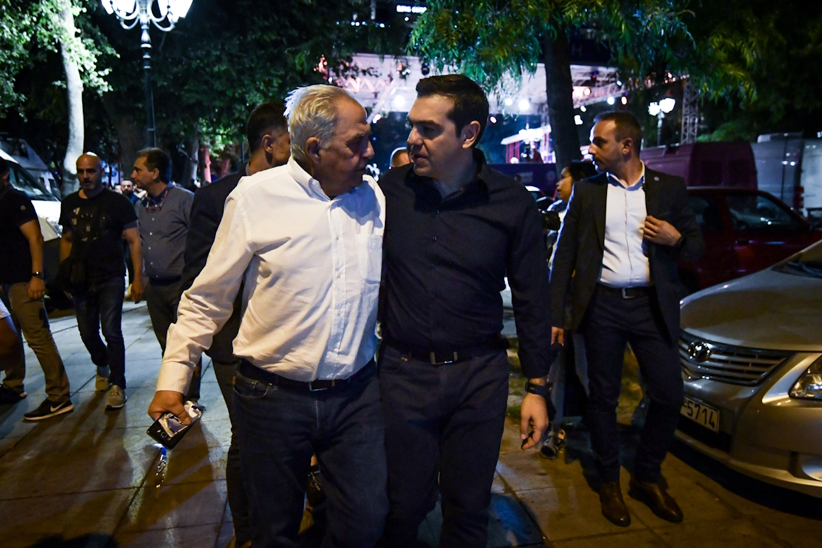 Ο τότε βουλευτής του ΣΥΡΙΖΑ, Αλέκος Φλαμπουράρης με τον τότε πρωθυπουργό, Αλέξη Τσίπρα τη βραδιά των δημοτικών και περιφερειακών εκλογών του 2019