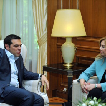 Ο τότε πρωθυπουργός, Αλέξης Τσίπρας με την αείμνηστη πρόεδρο του ΠΑΣΟΚ, Φώφη Γεννηματά