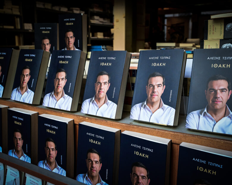 Le Monde για την «Ιθάκη» του Αλέξη Τσίπρα: O «ταραχοποιός» της Αριστεράς μιλά για το τραυματικό επεισόδιο του 2015 και ετοιμάζει την επιστροφή του