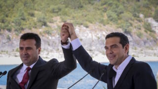 Οι πρωθυπουργοί της Ελλάδας και της Βόρειας Μακεδονίας, Αλέξης Τσίπρας και Ζόραν Ζάεφ στις Πρέσπες κατά την υπογραφή της συμφωνίας για την ονομασία της πΓΔΜ στις 17 Ιουνίου 2018