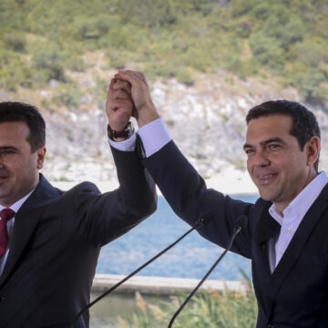 Οι πρωθυπουργοί της Ελλάδας και της Βόρειας Μακεδονίας, Αλέξης Τσίπρας και Ζόραν Ζάεφ στις Πρέσπες κατά την υπογραφή της συμφωνίας για την ονομασία της πΓΔΜ στις 17 Ιουνίου 2018
