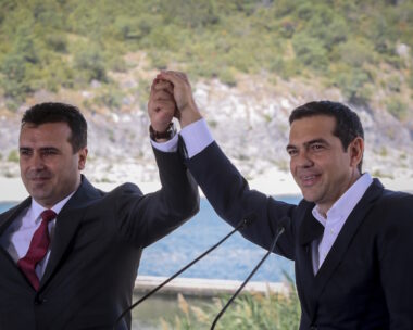 Οι πρωθυπουργοί της Ελλάδας και της Βόρειας Μακεδονίας, Αλέξης Τσίπρας και Ζόραν Ζάεφ στις Πρέσπες κατά την υπογραφή της συμφωνίας για την ονομασία της πΓΔΜ στις 17 Ιουνίου 2018