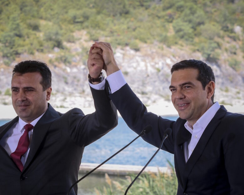 Βιβλίο Τσίπρα: «Πρόεδρε θα πέσουμε για ένα κ@@@όνομα;» – Τι γράφει η «Ιθάκη» για τη συμφωνία των Πρεσπών