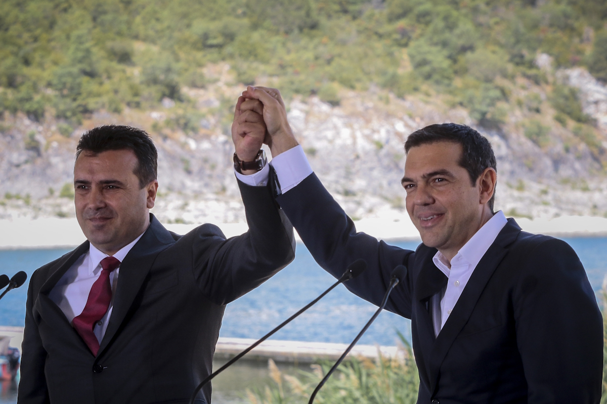 Οι πρωθυπουργοί της Ελλάδας της Βόρειας Μακεδονίας, Αλέξης Τσίπρας και Ζόραν Ζάεφ στις Πρέσπες κατά την υπογραφή της συμφωνίας για την ονομασία της πΓΔΜ στις 17 Ιουνίου 2018