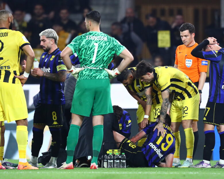 Σοβαρός τραυματισμός Αλφαρέλα στο ΑΕΚ – Άρης: Του έκοψαν το παπούτσι για να μπορούν να το αφαιρέσουν