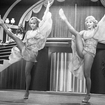 Οι Γερμανίδες δίδυμες χορεύτριες-ηθοποιοί Alice και Ellen Kessler στη σκηνή στις 13 Ιουνίου 1975 στην Κολωνία