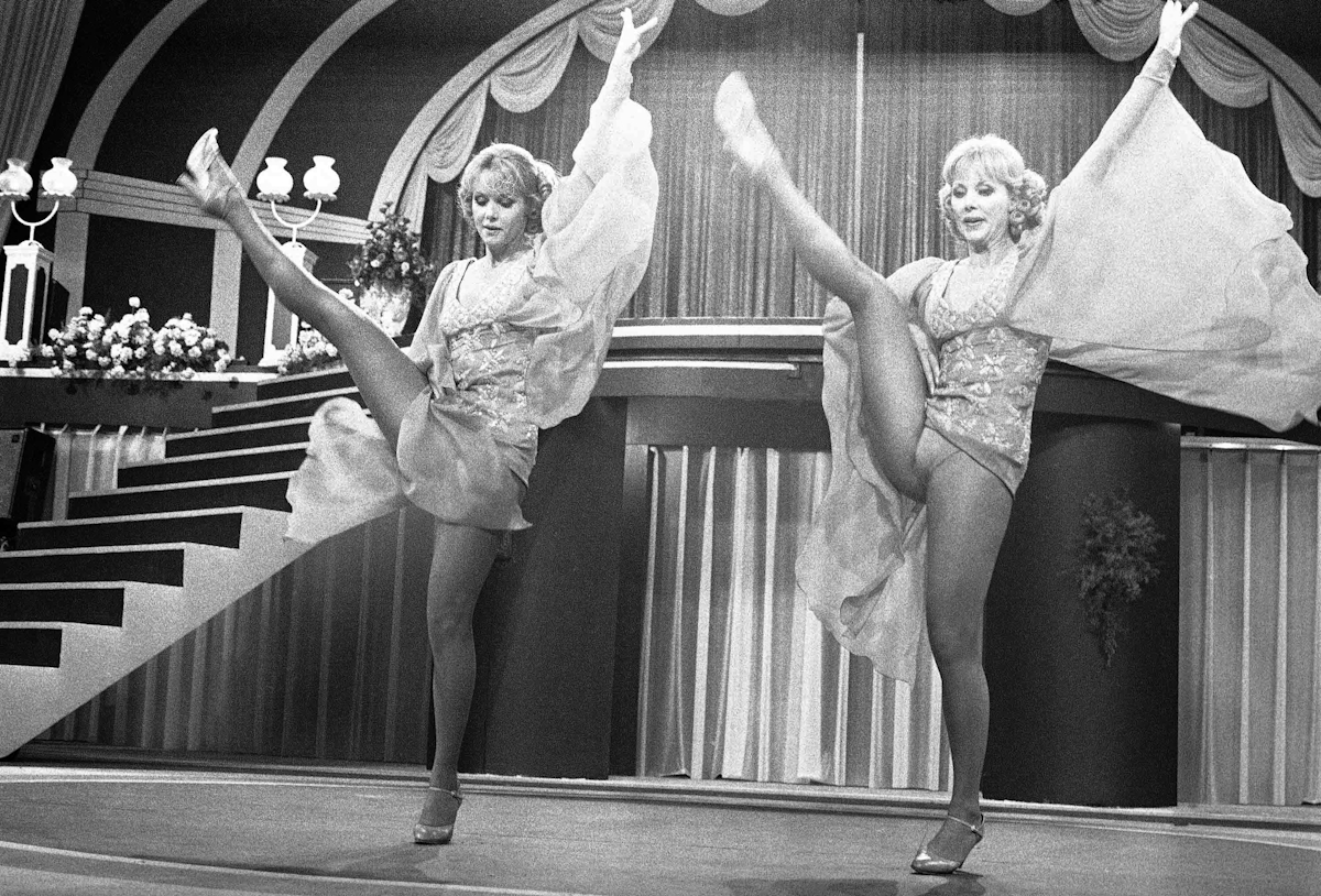 Οι Γερμανίδες δίδυμες χορεύτριες-ηθοποιοί Alice και Ellen Kessler στη σκηνή στις 13 Ιουνίου 1975 στην Κολωνία